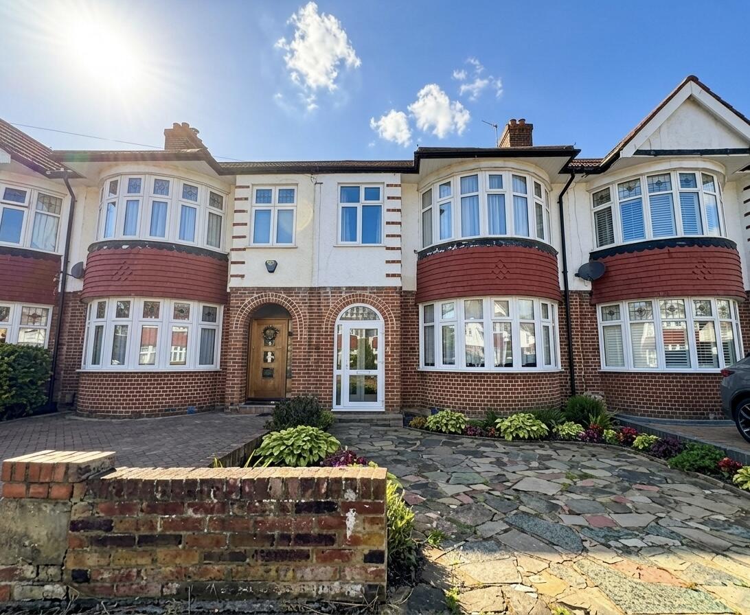 3 bed property in Hyde Park Avenue, London